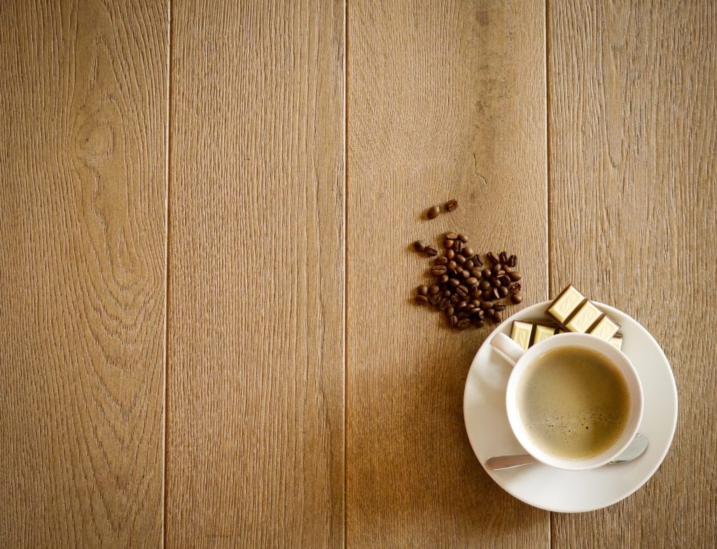Lames de chêne brossé avec une tasse de café
