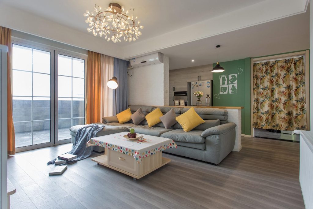 Salon lumineux avec parquet gris