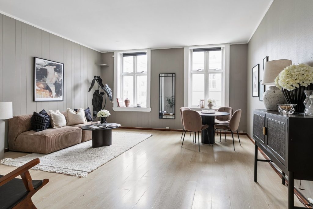 Séjour avec parquet et hautes fenêtres